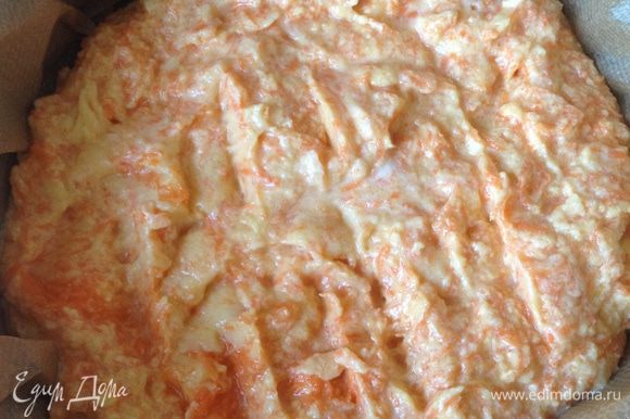 Выложите морковное тесто в приготовленную форму и поставьте выпекаться в духовку примерно на 50 минут.