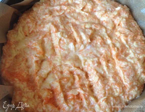 Выложите морковное тесто в приготовленную форму и поставьте выпекаться в духовку примерно на 50 минут.