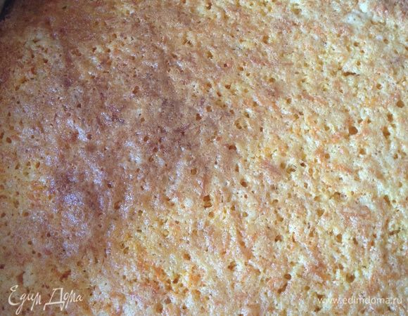 Готовность пирога проверьте деревянной палочкой. Достаньте пирог из духовки.