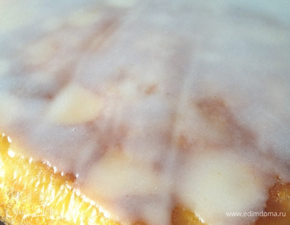 Возьмите красивое блюдо и выложите пирог на другую стороны, осторожно снимая бумагу для выпечки. Сделайте глазурь: соедините сахарную пудру с соком лайма и смажьте пирог. Приятного аппетита!