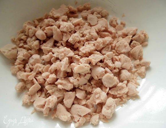 Молоко слегка подогреть. Дрожжи покрошить в небольшую мисочку.