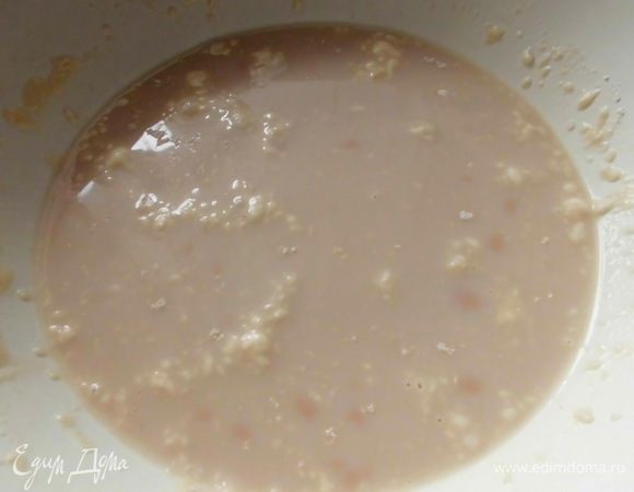 Добавить к ним половину теплого молока и по 1 ст. л. сахара и муки. Дать опаре подойти в теплом месте 10-15 минут. 