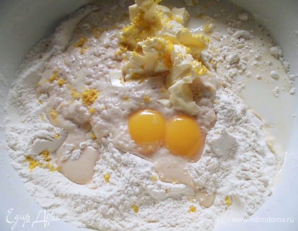 Просеять в большую миску оставшуюся муку с сахаром и солью. Сделать посередине углубление. Влить туда опару, мягкое сливочное масло, оставшееся молоко, желтки и цедру. 
