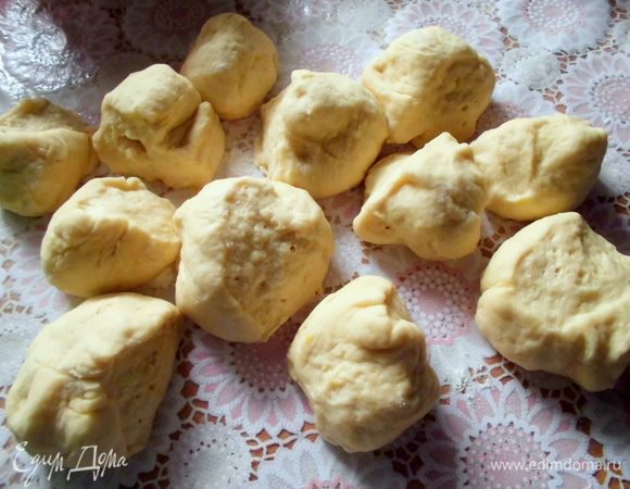 Подошедшее тесто обмять на присыпанном мукой столе( с ним очень приятно работать) и разделить на 12 частей.