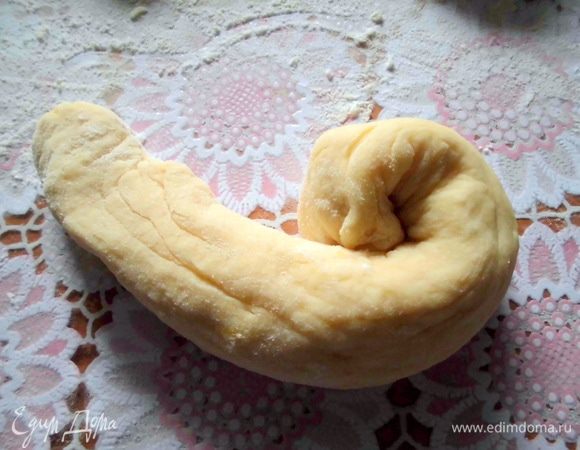 Скатать каждый кусочек колбаской. Свернуть улиткой