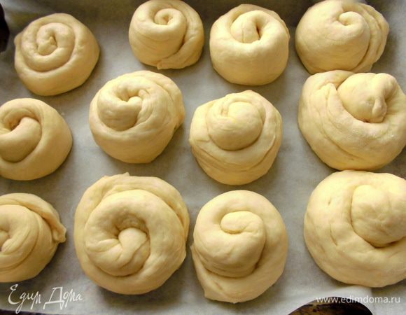 Выложить булочки на выстеленный бумагой для выпечки противень, оставляя между ними расстояние. Оставить в теплом месте где-то на 15-20 минут, накрыв полотенцем. Они очень быстро растут! Духовку разогреть до 170 градусов.