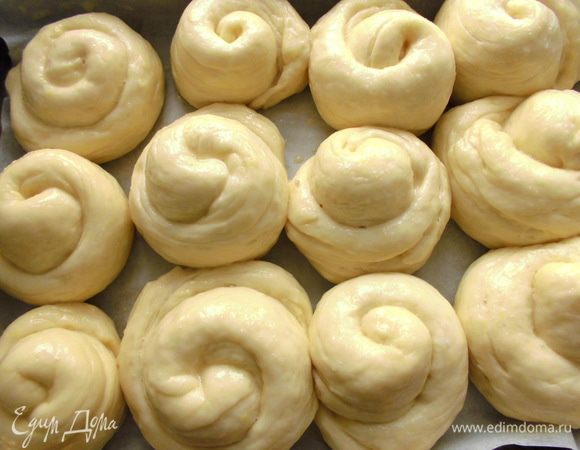 Подошедшие улитки смазать взбитым яйцом и выпекать до готовности. 