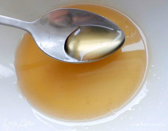 Мёд нагреть (кол-во зависит от того, насколько сладкими Вы хотите булочки, я брала 1 ст. л.) . Когда булочки слегка остынут, смазать их мёдом. 