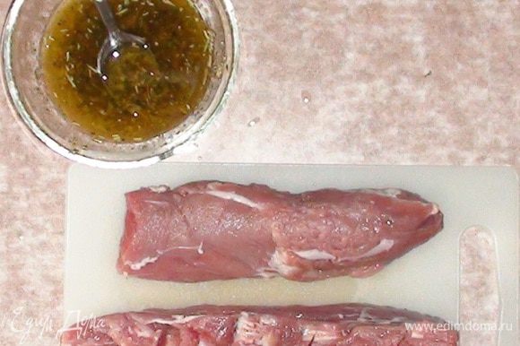 Мясо промыть и просушить бумажным полотенцем, "колбаску вырезки" слегка надрезать в двух сторон (у меня была вырезка длиной около 40 см, порезал на две ровных части).