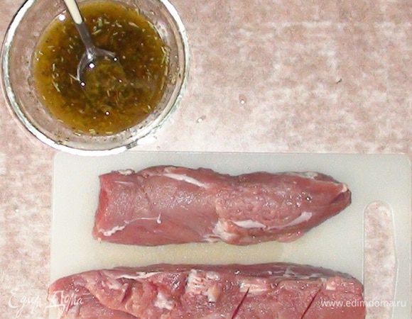 Мясо промыть и просушить бумажным полотенцем, "колбаску вырезки" слегка надрезать в двух сторон (у меня была вырезка длиной около 40 см, порезал на две ровных части).