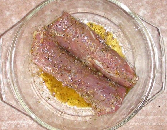 Тертый чеснок ("чесонокодавилка" или мелкая терка, можно мелко порезать ножом), смешать с оливковым маслом, бальзамическим уксусом, соль (не много поскольку бекон соленый), смесь перцев, лимонный сок (можно от лимона натереть немного цедры), горчица. Это уникальный, универсальный рецепт маринада или заправки для салата, можно добавить немного приправы итальянские травы, майоран или любой другой травки в зависимости от ваших предпочтений.
Мясо замариновать (20-30 минут достаточно, можно хоть целые сутки мариновать, менее вкусно не станет и не испортится);