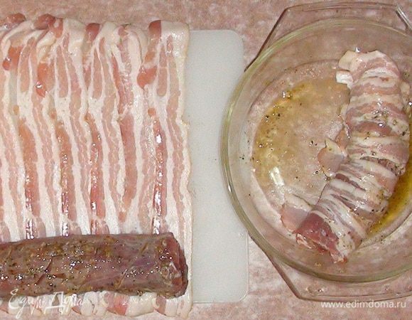 Выложить полоски бекона (внахлест не обязательно как рекомендуют в других рецептах) на них положить кусок вырезки и завернуть.
Завернуть "колбаски" в фольгу, поместить в духовку предварительно разогретую до 180-200 градусов;
Запекать при температуре 180-200 градусов около 30 минут.
После запекания мясо вынуть из духовки и немного подержать завернутым в фольгу при комнатной температуре. Если хотите его как горячее блюдо, то можно начинать есть уже через несколько минут, также это мясо может послужить отличной холодной закуской.