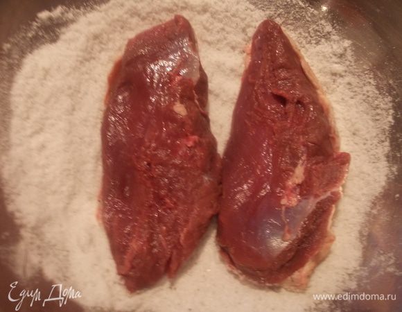 Утиные грудки вымыть, высушить полотенцем, обрезать ненужный жир и пленки.  Затем засыпать полностью солью, чтобы её даже не было видно. Оставить на двое суток в прохладном месте.