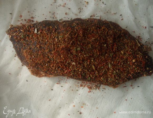 Затем нужно обмакнуть со всех сторон любимыми специями. Я брала приправу для мяса (кориандр, тмин, паприка, черный перец и др.)