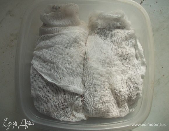 Затем завернуть в стерильный бинт и положить в контейнер. Закрыть его крышкой и поставить в холодильник на две недели. Чтобы мясо дозрело и пропиталась специями.