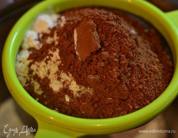 Разогреваем духовку до 190 гр. Просеять муку с какао-порошком и солью.