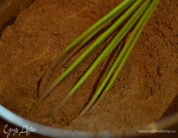Муку с какао и солью перемешать до однородности.