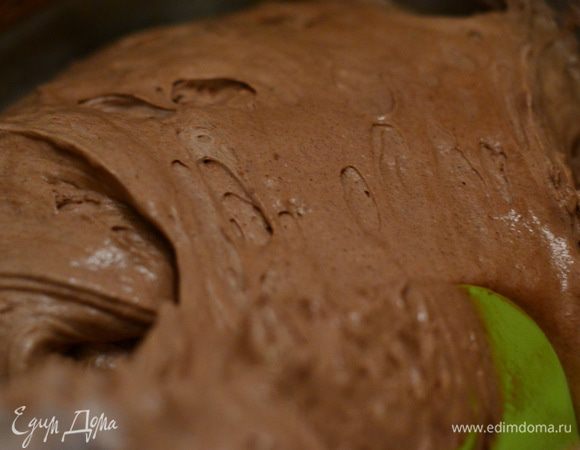 Мешаем до однородности. Масса должна остаться воздушной, поэтому не перемешиваем слишком сильно, а только до исчезновения муки.