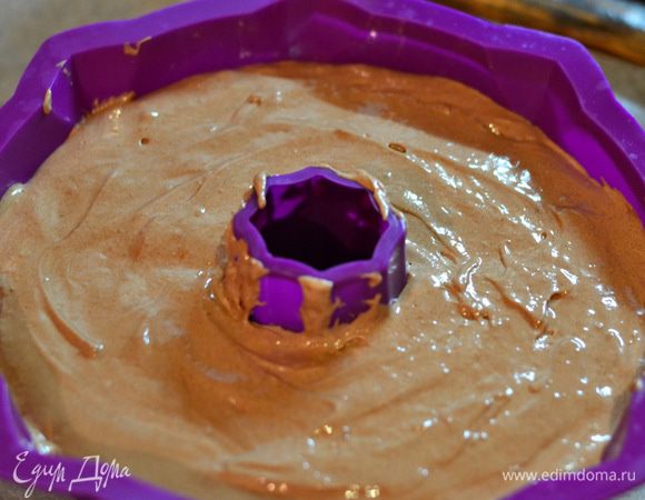 Выливаем тесто в форму для кекса,выравниваем и отправляем в духовку на минут 30-35 до готовности. Кекс остудить,аккуратно вынуть из формы.Из текста рецепта lacucina было написано "Перевернем кекс в форме на горлышко бутылки. Полностью охладим в форме.Как пишут в кулинарных книгах - воздух будет циркулировать со всех сторон, и кекс не опадет.Аккуратно пройдемся ножом вокруг стенок формы, чтобы высвободить кекс." В принципе я просто остудили,а потом извлекла из формы. Кекс не осел и был пористым.