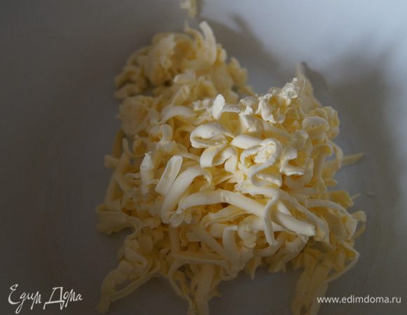 На крупной терке натираем сливочное масло