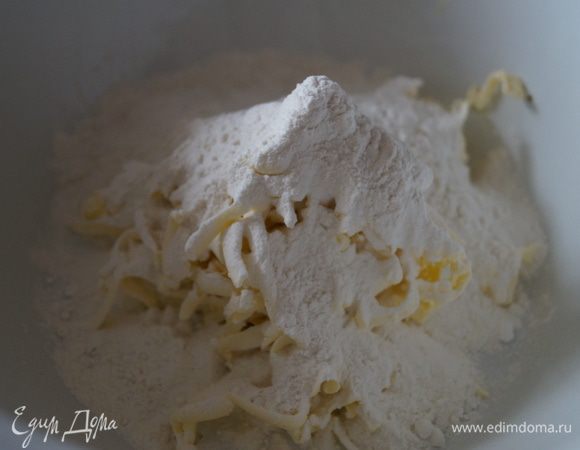 Добавить соль, сахар, муку и начинаем замешивать тесто, которое сначала будет рассыпаться и крошиться, а потом превратится...