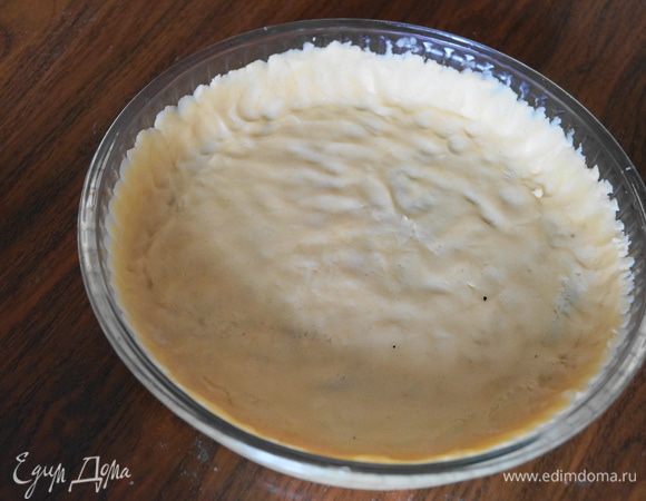 Выкладываем тесто в форму для выпечки с низкими краями и размещаем по форме тонким слоем