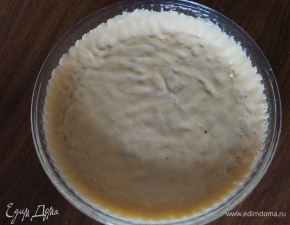 Ставим форму в морозилку на 10-15 мин. (для равномерного запекания), после чего ставим в разогретую до 200 градусов духовку на 15 минут. Готовую основу остудить.