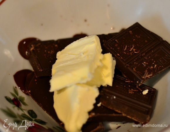 Приготовим шоколадную глазурь, растопив на водяной бане шоколад с маслом.
Намажем глазурью верх готового кекса. Очень вкусно подать к чаю или молоку.