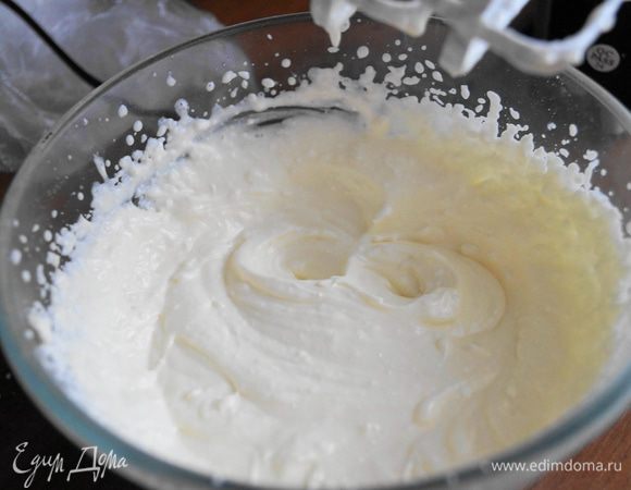 Для начинки: маскарпоне выложить в чашку (можно конечно маскарпоне заменить например на творог или любым крем-чизом без добавок, но это уже будет немного не тот вкус, но все равно очень вкусно). К маскарпоне добавить сливки, сахар и ванильную эссенцию. Хорошо взбить миксером.