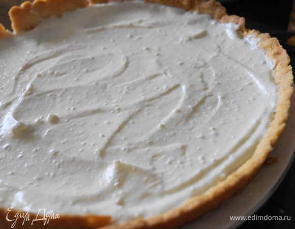 Остывшую основу наполнить получившимся кремом и разровнять