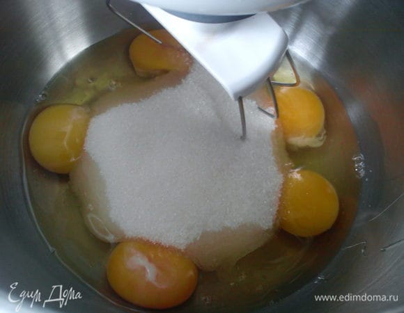 Я делала коржи в 2 захода. Взбить 5 яиц и 200 г сахара до белого цвета.