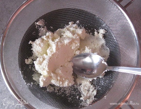 Творог протереть через сито.