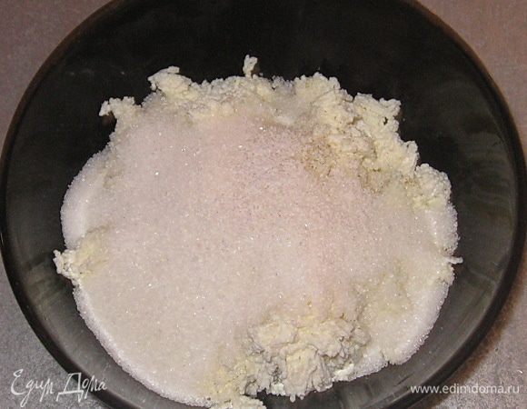 Добавить ваниль и сахар. Все хорошо перемешать. 