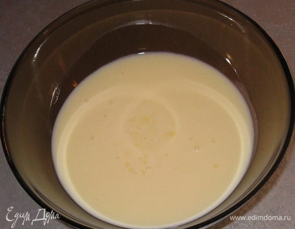 Яйцо и сахар взбить венчиком. Добавить размягченное сливочное масло и кефир. Все хорошо перемешать. 