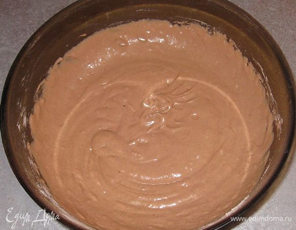 В яичную массу постепенно добавить муку. 