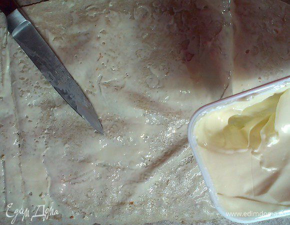 Как уже сказала выше, делим лаваш на 2 половины и намазываем его сливочным сыром, 1/2 упаковки