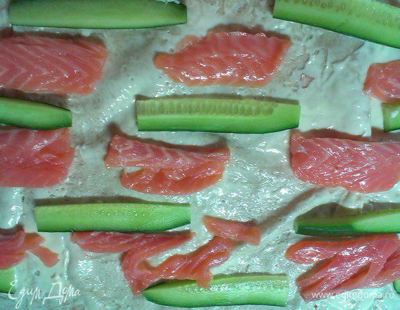 Заполняем пустоты семгой, порезанной слайсами