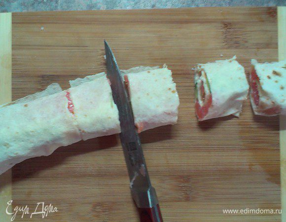 Режем на кусочки (роллы) примерно по 4 см и выкладываем на тарелку