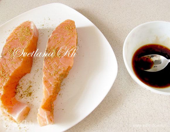 Приготовьте  маринад для рыбы и овощей. Для этого смешайте  все составляющие и хорошо разотрите  до однородности.