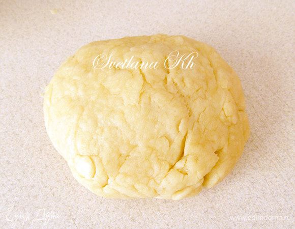 Замесите песочное тесто. По структуре оно сильно рассыпчатое, поэтому не переборщите с мукой. Муку можно немного добавлять при вымешивании теста. Накройте и дайте постоять для созревания.