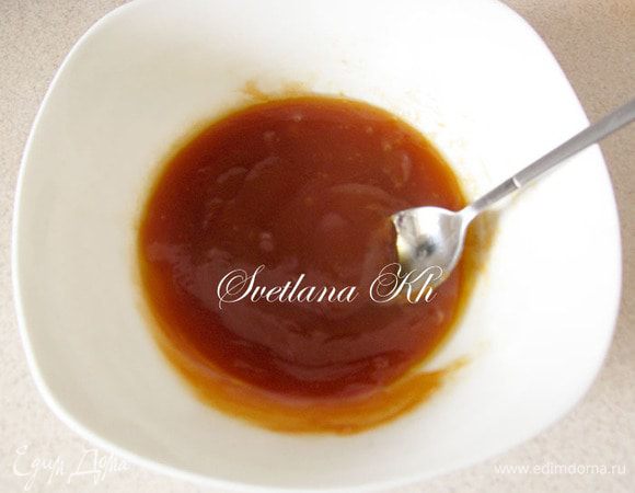 Достаньте полученную  жидкость  из микроволновки и соедините с вареной сгущенкой. Хорошо перемешайте до однородности.