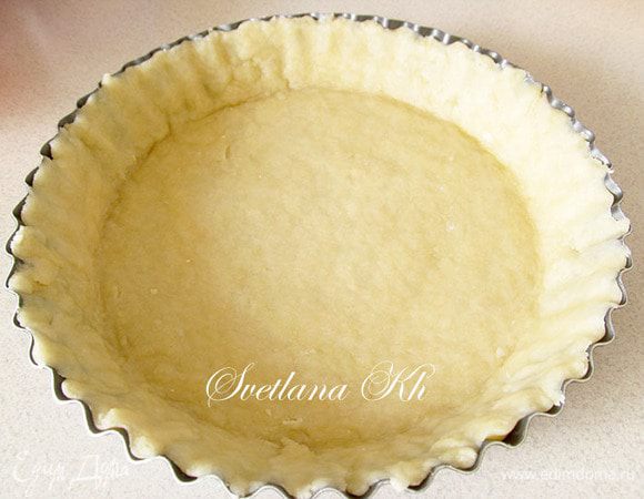 Тесто разделите на 2 неравные части. Большую часть раскатайте и выложите в форму для выпекания. На дно формы  я кладу пекарскую бумагу.