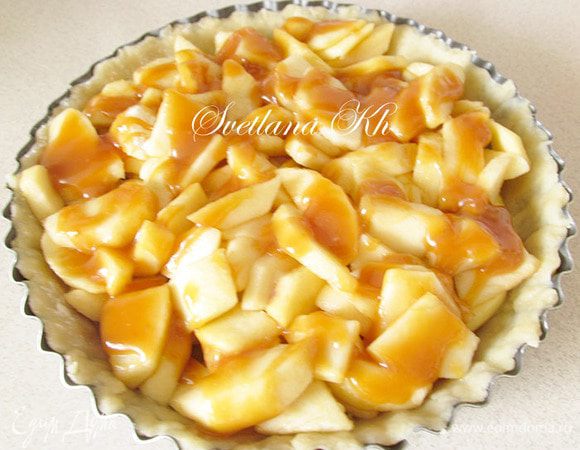 Яблочную начинку посыпьте крахмалом и полейте сливочно-карамельным соусом. Перемешайте и выложите на тесто. 