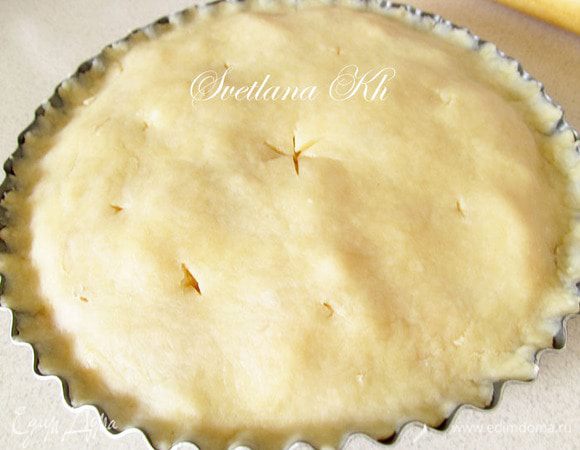 Вторую часть теста тоже раскатайте и накройте пирог. Защипните   краешки. Сделайте надрез в центре.Проколите в нескольких местах.  Дайте постоять пирогу минут 10. Затем поставьте в духовку для выпекания, примерно на 20-30 минут. Температура средняя.