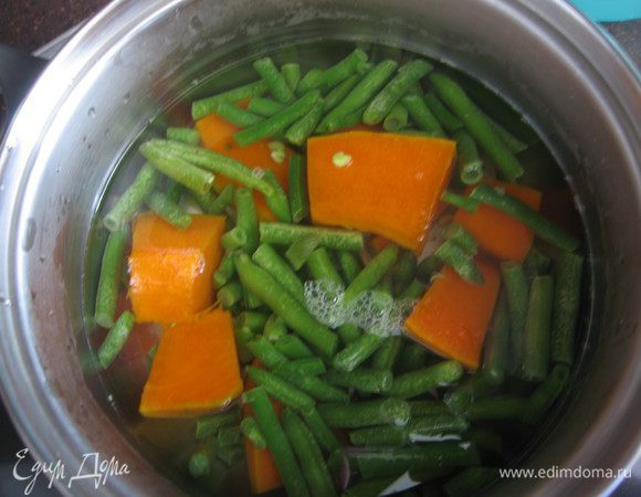 Тыкву, фасоль отварить в течении 5 минут.