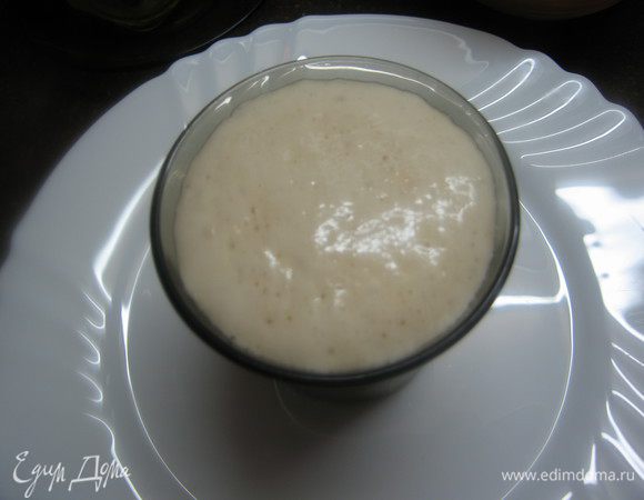 Делаем опару: смешать дрожжи с сахаром, мукой. Добавить воду, перемешать и оставить на 15 минут для подъема.