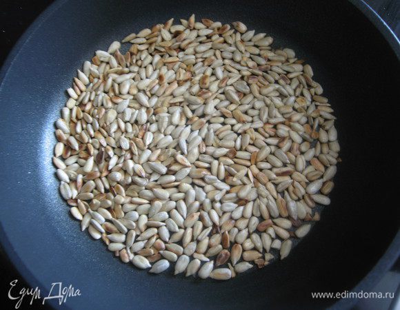 Семечки слегка обжарить 