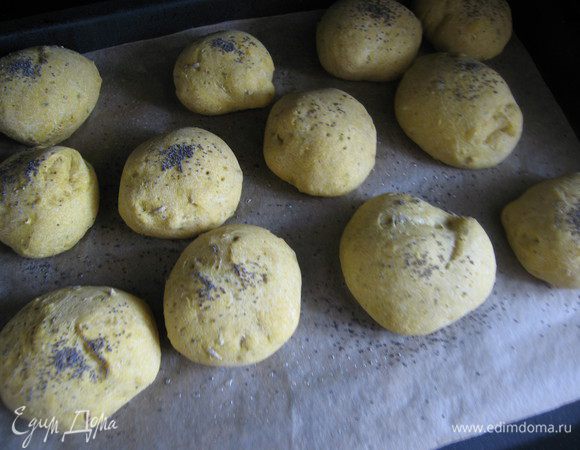 Разделить на небольшие кусочки, сформировать круглые булочки руками смазанными растительным маслом.Уложить на противень и оставить на расстойку. 20-30 минут. Смазать оливковым маслом и по желанию присыпать маком или кунжутом.