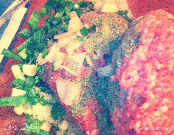 Лук мелко нарежьте, разомните в ступке с солью и перцем. Смешайте мясо и лук, зеленый лук. Все хорошо перемешайте.