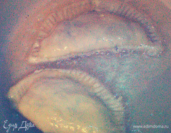 В глубокой сковороде разогрейте 2–3 см растительного масла и жарьте чебуреки порциями, перевернув 1 раз, на среднем огне до золотисто-коричневого цвета, по 4 мин. с каждой стороны. После жарки размер чебурека будет со среднюю ладонь. Выкладывайте готовые чебуреки на бумажные полотенца, чтобы стек
лишний жир. Подавайте горячими. 